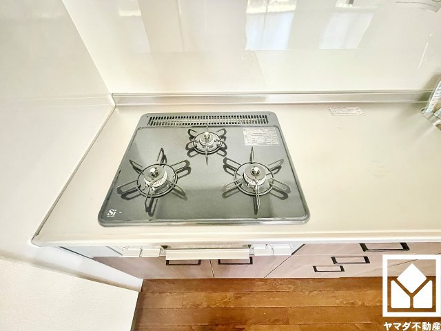 ストークライフ甲陽園のその他|家族のごはん作りがはかどる、同時調理ができる3口コンロ付き。