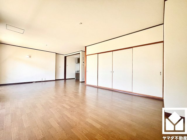 ストークライフ甲陽園の居間・リビング|広々24帖のLDKが魅力。家族全員がリラックスできる、ゆったりとした快適リビングで温かい団らんの時間を。