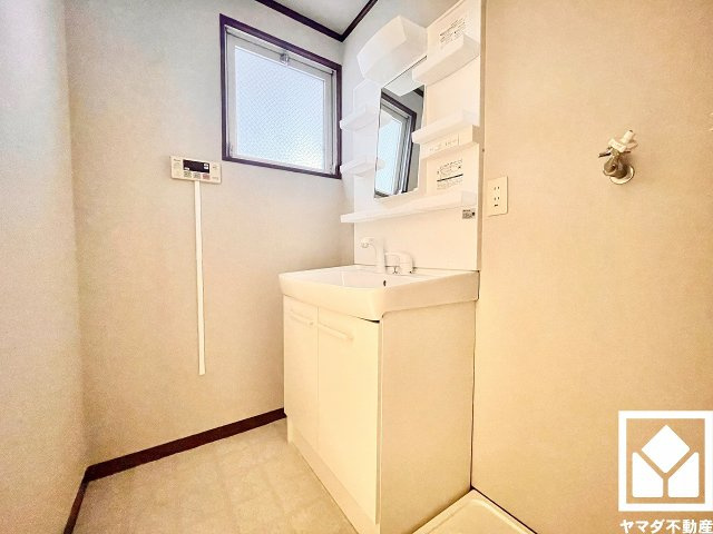 ストークライフ甲陽園の洗面所|収納付きでスッキリお使い頂ける洗面台です。洗面ボウルが広めなので、忙しい朝でも身支度がしやすく時短になります。