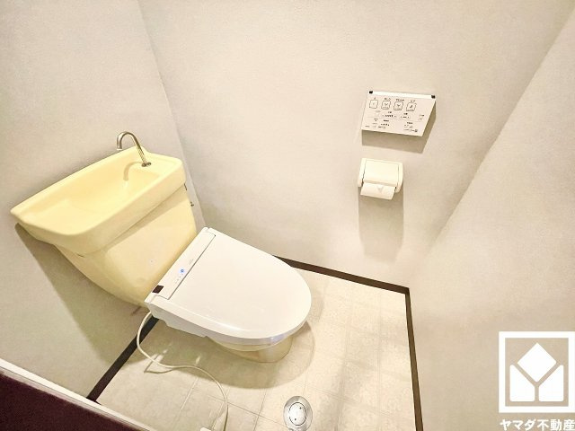 ストークライフ甲陽園のトイレ|落ち着いたデザインと使いやすさを兼ね備えたトイレです。毎日使う場所だからこそ、快適性にも配慮されています。