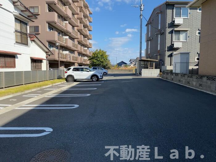 アルバ日吉の駐車場