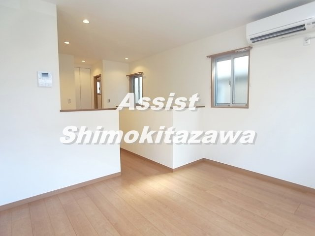 世田谷区宮坂２丁目戸建の居間・リビング