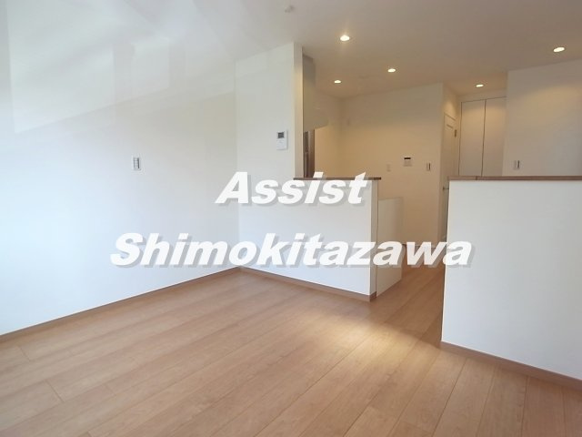 世田谷区宮坂２丁目戸建の居間・リビング