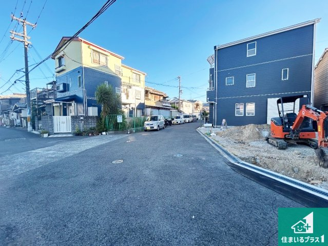 和泉市富秋町　第3期　新築一戸建ての前面道路含む現地写真|周辺は落ち着いた街並みの住宅地！子育てがしやすい住環境です！まだ未完成ですが、現地でしかわからない事もございます。是非一度ご覧ください。