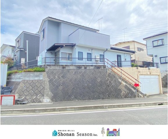 【外観】 | 角地ならではの開放感とゆとりを感じる中古戸建が販売スタート♪　　　
地下車庫１台を備え、お車利用にも便利です。