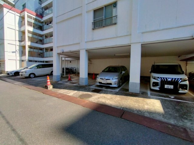 パレスハイツ京橋の駐車場