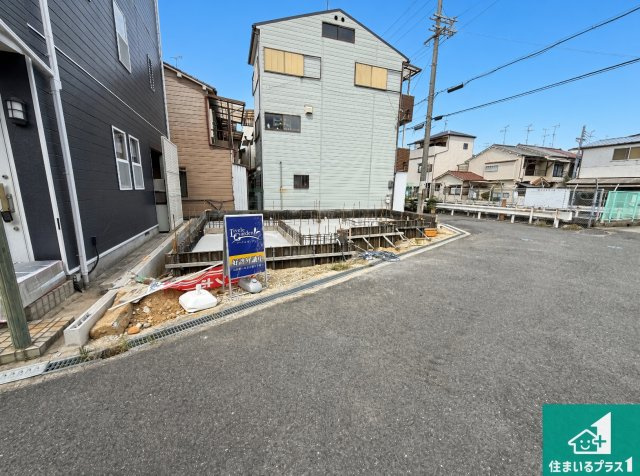 和泉市富秋町　第3期　新築一戸建ての前面道路含む現地写真|周辺は落ち着いた街並みの住宅地！子育てがしやすい住環境です！まだ未完成ですが、現地でしかわからない事もございます。是非一度ご覧ください。