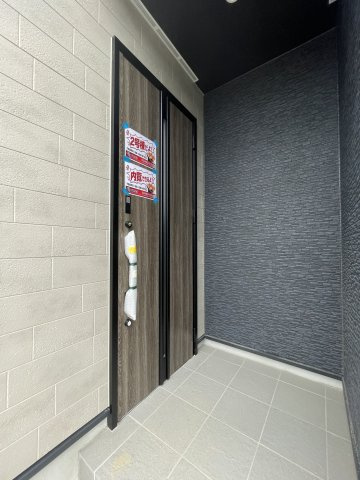 新築戸建・新築建売　郡山市富田町字下西田　富田西小・第六中の玄関|玄関ポーチが広いので雨の日でも焦ることなく開錠や施錠ができます！