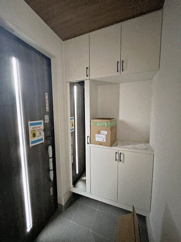 新築戸建・新築建売　郡山市富田町字下西田　富田西小・第六中の玄関|シューズボックスには全身鏡がついているので、お出かけ前の身だしなみチェックもバッチリです！