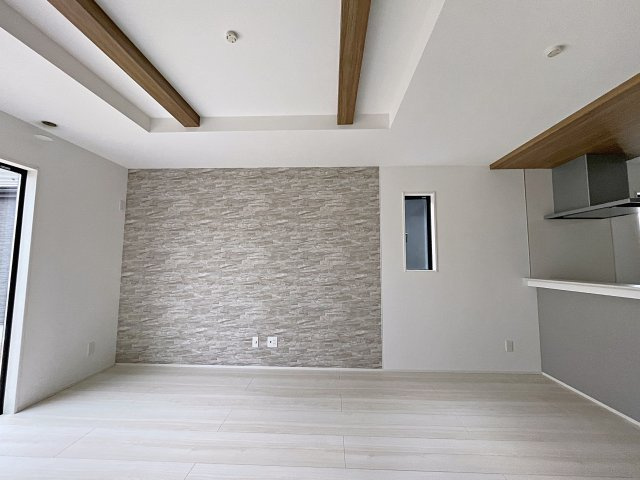 新築戸建・新築建売　郡山市富田町字下西田　富田西小・第六中の居間・リビング|太陽の日差しが気持ちの良いリビングは広々としているので家具を設置してもゆとりがあります！