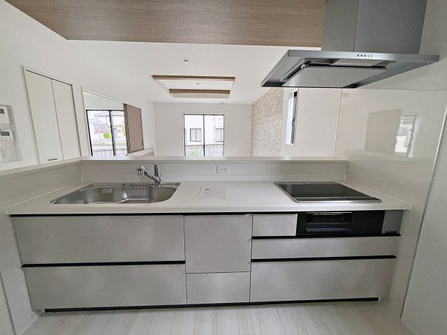 新築戸建・新築建売　郡山市富田町字下西田　富田西小・第六中のキッチン|IHクッキングヒーターで火災の心配を軽減してくれます！フラットなのでお掃除がしやすいです！