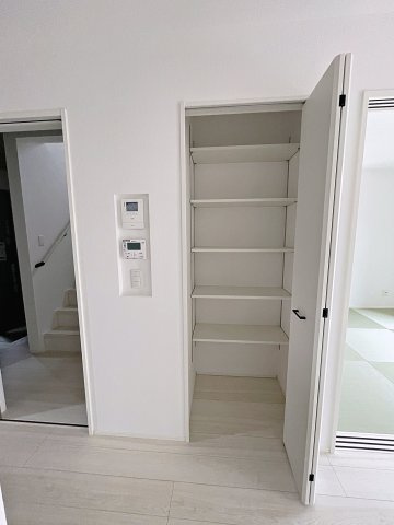 新築戸建・新築建売　郡山市富田町字下西田　富田西小・第六中の収納|リビング収納はパントリーとしても日用品の保管場所としても便利な収納スペース！