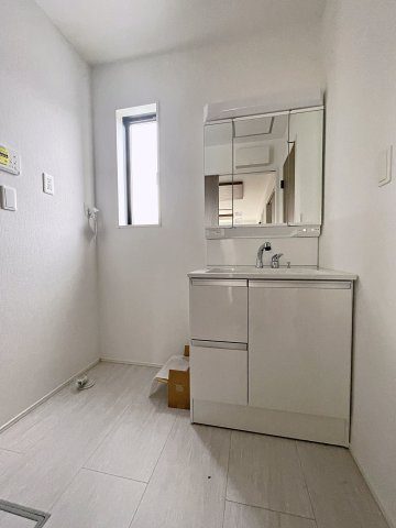 新築戸建・新築建売　郡山市富田町字下西田　富田西小・第六中の独立洗面台|三面鏡洗面台で朝の身支度もしやすく収納力も◎洗面台に物を置かずすっきり清潔に保つことができます！