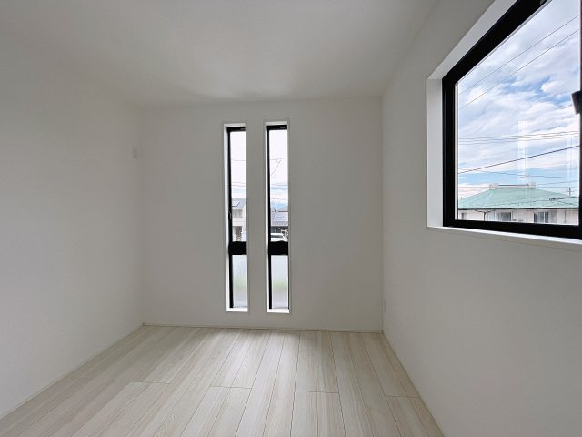 新築戸建・新築建売　郡山市富田町字下西田　富田西小・第六中の洋室|5.6帖の洋室は自然光が長時間入る2面採光で明るく気持ちの良いプライベート空間です！