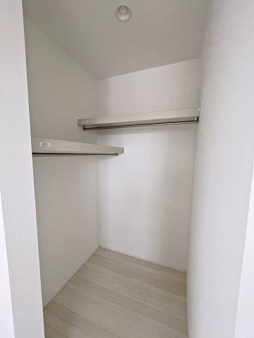 新築戸建・新築建売　郡山市富田町字下西田　富田西小・第六中の収納|WICはハンガーパイプがついているので衣類がきれいに整理整頓できます！