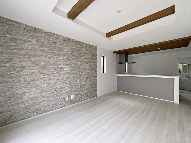 新築戸建・新築建売　郡山市富田町字下西田　富田西小・第六中の居間・リビング|16帖のLDKはアクセントクロスや折上天井が空間を演出！広々とした家族団らんスペースです！