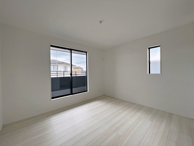 新築戸建・新築建売　郡山市富田町字下西田　富田西小・第六中の洋室|7帖の洋室はバルコニーに面しており南側の窓から太陽の日差しが入る明るいお部屋です！