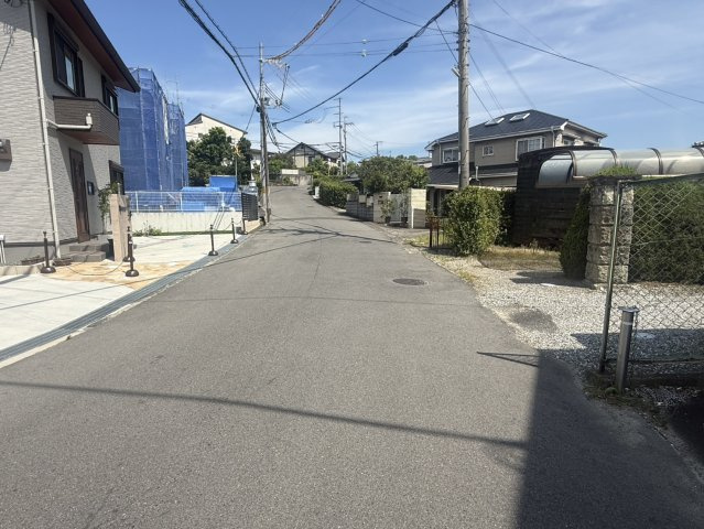 泉佐野市泉ケ丘3丁目　中古戸建の前面道路含む現地写真