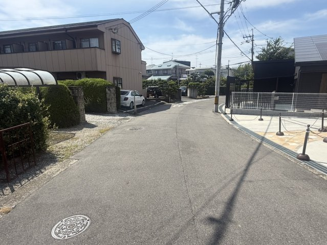 泉佐野市泉ケ丘3丁目　中古戸建の前面道路含む現地写真