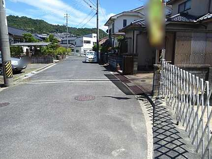 安佐北区亀山5丁目の前面道路含む現地写真