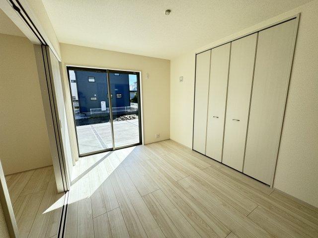 新築　高崎市中豊岡町第５　Livele Garden.S　１号棟の洋室|現地写真　リビング隣の洋室は玄関ホールから直接出入りできるので客間としても◎

