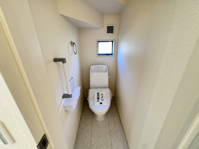 新築　高崎市中豊岡町第５　Livele Garden.S　１号棟のトイレ|現地写真　節水タイプのウォシュレット付きトイレ、水道料節約に一役買います！
