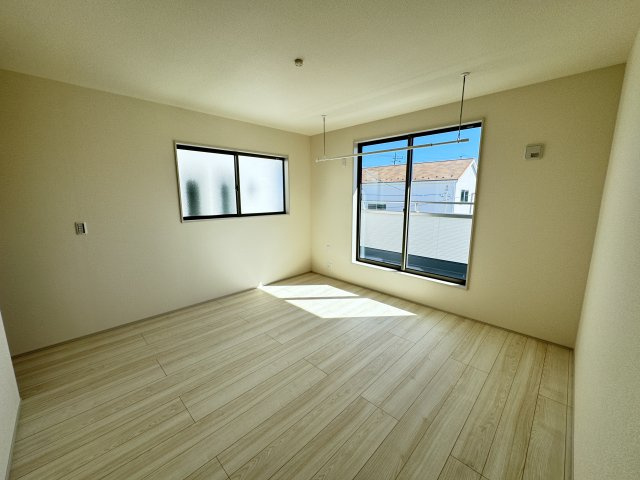 新築　高崎市中豊岡町第５　Livele Garden.S　１号棟の洋室|現地写真　全室南向きで明るいお部屋、子供部屋は明るい方が良いですよね♪							
					
