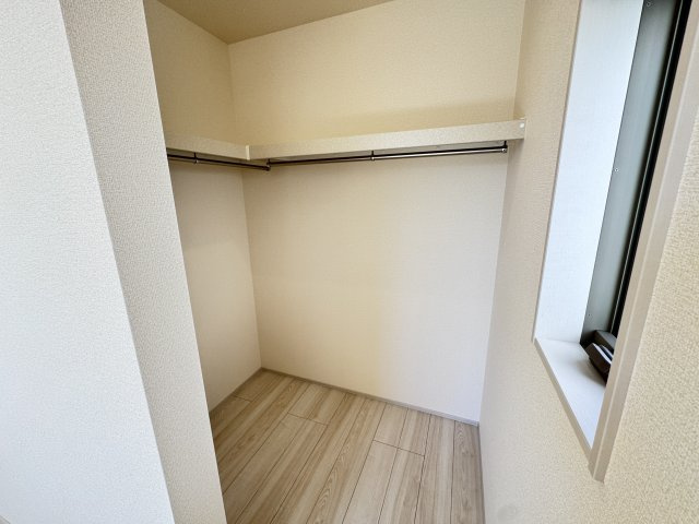 新築　高崎市中豊岡町第５　Livele Garden.S　１号棟の収納|現地写真　主寝室の大型のウォークインクローゼットは収納ラクラク、お部屋スッキリ♪							
