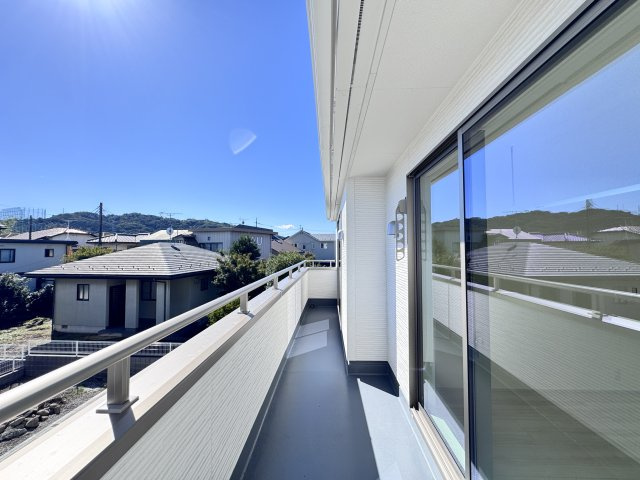 新築　高崎市中豊岡町第５　Livele Garden.S　１号棟のバルコニー|現地写真　日当たりの良い広々バルコニー！どのお部屋からも行き来できます。							
