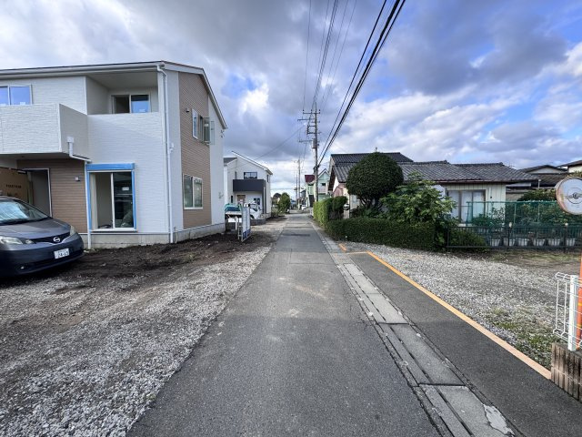 新築　高崎市中豊岡町第５　Livele Garden.S　１号棟の前面道路含む現地写真|現地写真　東側接道幅員約2.7ｍ