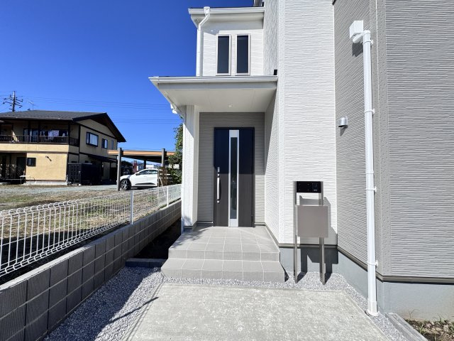 新築　高崎市中豊岡町第５　Livele Garden.S　１号棟の玄関|現地写真　ポストと一体型のTVモニターホンでセキュリティ安心！
