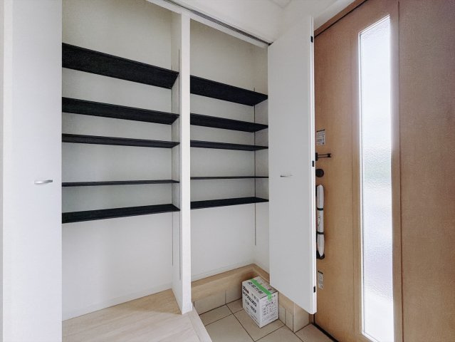 【新築戸建】本庄市児玉町金屋第7の玄関|■玄関（2号棟）｜毎日の「いってらっしゃい」や「お帰りなさい」を大切なご家族と過ごす玄関は〈使いやすさ〉を追求しております。玄関横の物入は急な来客時でもさっとお片付けできるスペースを確保しています。