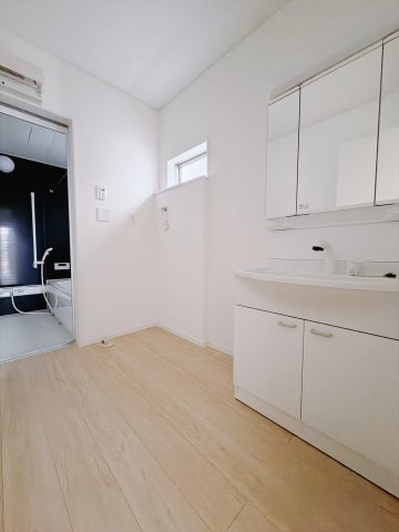 【新築戸建】本庄市児玉町金屋第7の独立洗面台|■洗面室（2号棟）｜ゆとりのある洗面脱衣室ではお子様と並んで歯磨きもできるので一緒に成長を楽しめます♪ひろびろとした洗面室で、朝の準備も楽しくなります☆.*