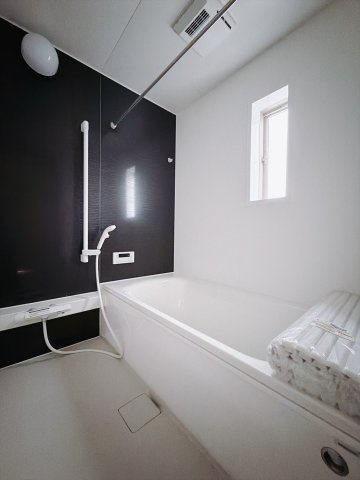 【新築戸建】本庄市児玉町金屋第7の浴室|■浴室（2号棟）｜足を伸ばしてゆったりと入浴ができる1坪タイプのバスルームです♪備え付けの棚には家族一人一人のシャンプーを分けて置くことができます♪バスルームをいつもすっきりと使えますね♪