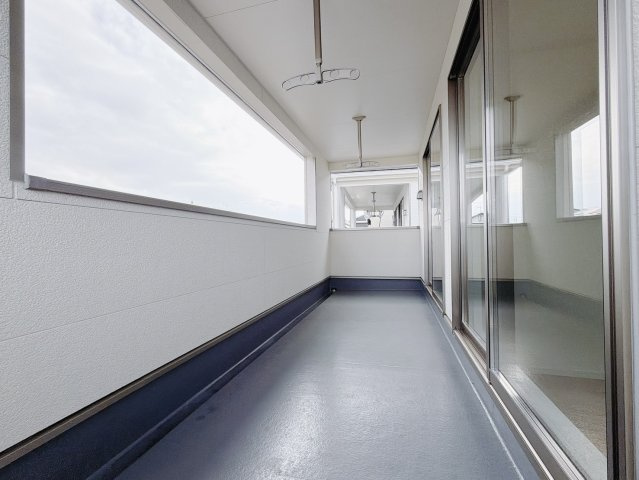 【新築戸建】本庄市児玉町金屋第7のバルコニー|■バルコニー（2号棟）｜普通のバルコニーより広い仕様のバルコニー。洗濯物やお布団だけでなく雨の日にたまった洗濯物はもちろん、プランターを置くことで家庭菜園も可能です♪