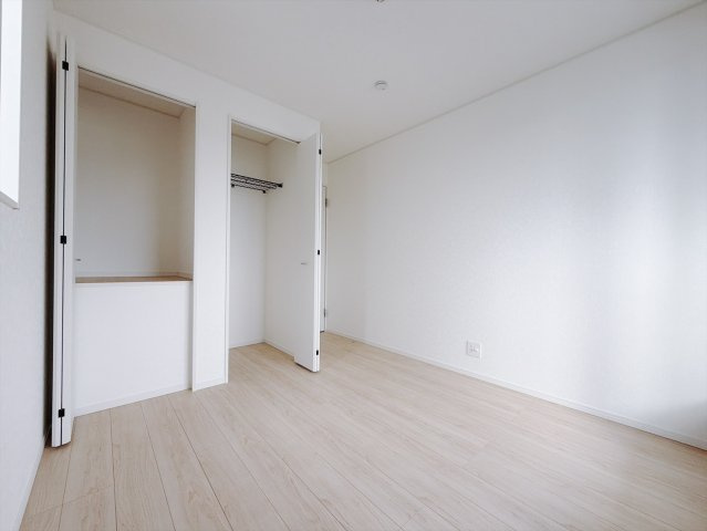 【新築戸建】本庄市児玉町金屋第7の洋室|■2階洋室（2号棟）｜2階各居室には収納をご用意しています♪常にお部屋を綺麗に保てます！小さなお子様も自然とお片付けができるようになるのでうれしいですよね！