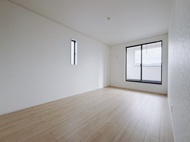 【新築戸建】本庄市児玉町金屋第7の洋室|■2階洋室（2号棟）｜ナチュラルカラーの床です。模様替えなどとても楽しく工夫できます♪陽当たり、風通しもとても良いので毎日快適な生活スタートです！子供部屋にも良いですね♪