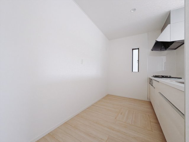【新築戸建】本庄市児玉町金屋第7のキッチン|■キッチン（2号棟）｜ワークトップの幅が広く、お子様といっしょにお料理をつくったり、ちょっとしたパーティーも楽しめます。フラットなのでお掃除がしやすいのもポイントです♪