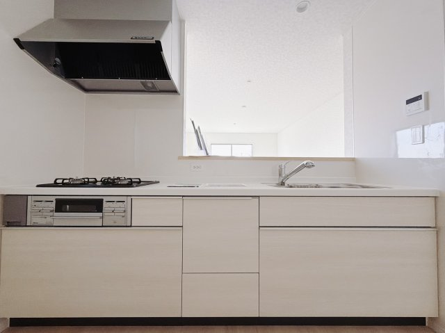 【新築戸建】本庄市児玉町金屋第7のキッチン|■キッチン（2号棟）｜作業がはかどる広々カウンタースペース。会話がはずむ「オープンキッチン」なので家族とのコミュニケーションも活発になります。