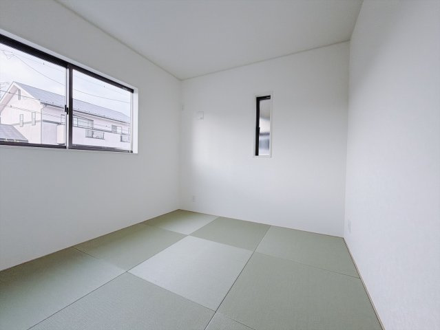 【新築戸建】本庄市児玉町金屋第7の和室|■1階和室（2号棟）｜和室を書斎にしたり、冬にはコタツを敷いて家族みんなで年越しをするのもいいですね。家族みんなのお気に入りの空間になります♪
