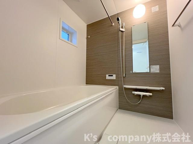 ◎茅ヶ崎市十間坂2丁目　新築戸建　2号棟の浴室|落ち着いた色調のアクセントパネルが使用されており一日の使入れを癒す心地の良い空間☆