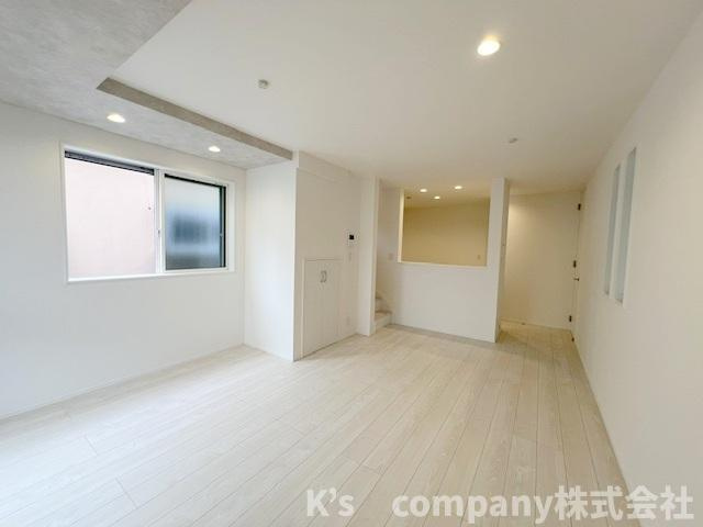◎茅ヶ崎市十間坂2丁目　新築戸建　2号棟の居間・リビング|リビングスペース15.7帖◇広い窓から明るい日差しが入ります♪