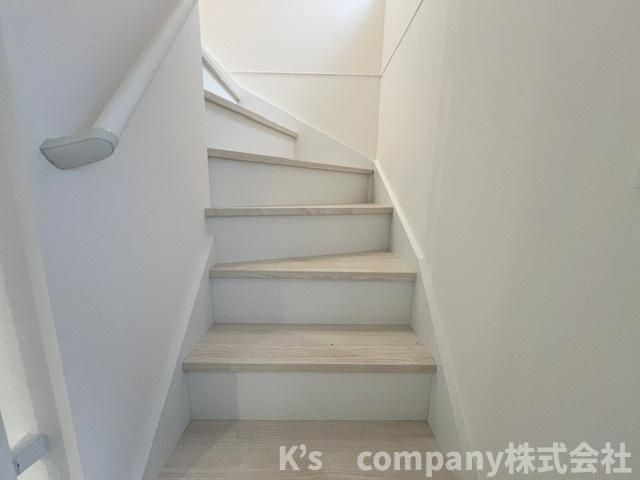◎茅ヶ崎市十間坂2丁目　新築戸建　2号棟の内装|手すり付きの階段☆小さなお子様やご年配の方にも嬉しい仕様☆
