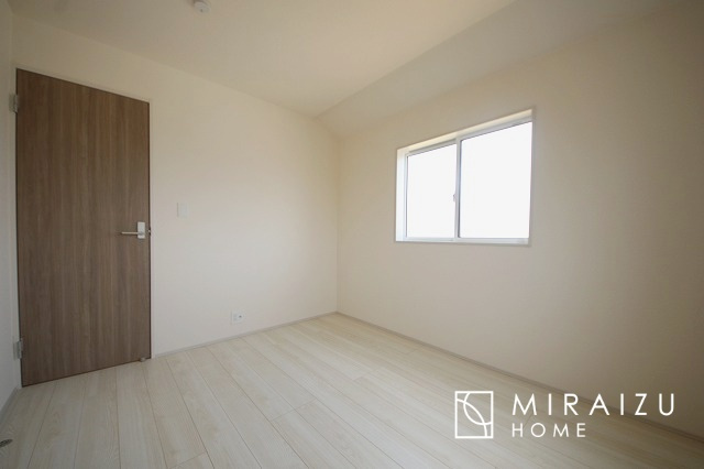 【子供部屋】 | お子様のお部屋にも主寝室にも使えますね。窓が二面についていますので採光もばっちり、空気の入れ替えもOK！自分のお部屋を持ちたいお子様の夢を叶えます！