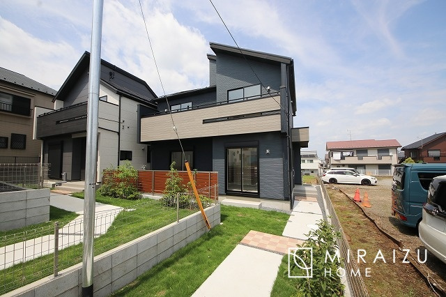 【外観】 | 青く澄み渡った綺麗な空と、陽の光をたっぷりと受ける、そんな新築住宅で新生活をスタートしてみませんか？見学・ご相談等、ミライズホーム(株)までお気軽にご連絡下さい。