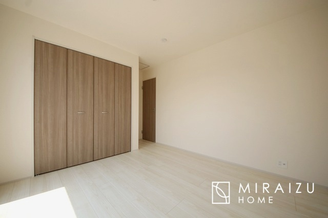 【子供部屋】 | 床のフローリングもオシャレな洋室が嬉しいです。独立性のある住宅ですので、各居室それぞれ、テイストの違うお部屋インテリア造りをしても面白いかもしれませんね！