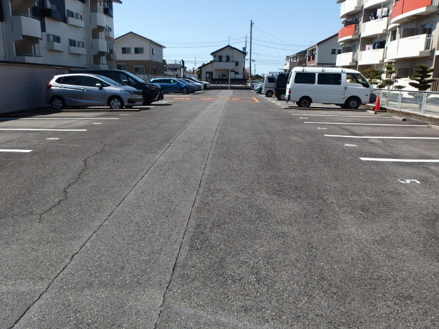 シャイン八番館の駐車場