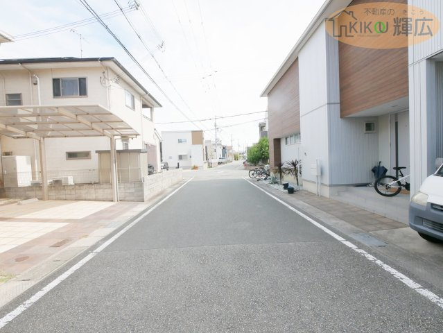 明石市二見町西二見駅前3丁目　中古戸建の前面道路含む現地写真