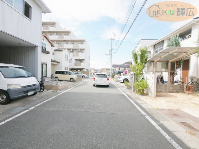 明石市二見町西二見駅前3丁目　中古戸建の前面道路含む現地写真