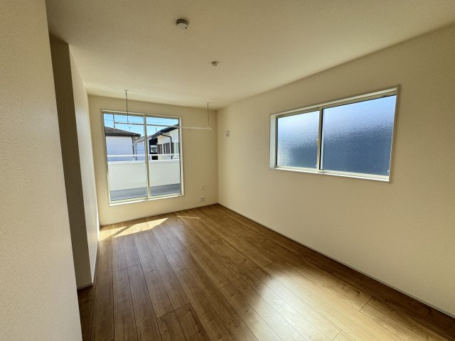 新築　高崎市中豊岡町第５　Livele Garden.S　3号棟の洋室|現地写真　全室南向きで明るいお部屋、子供部屋は明るい方が良いですよね♪							
					
